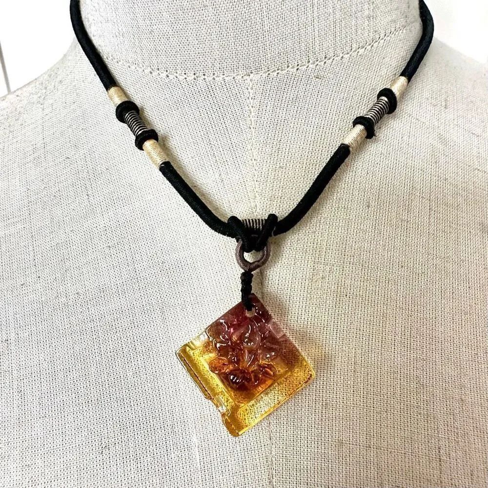 Gona V floral glass pendant necklace